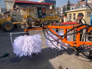 2020年11月11日山西省晉中市昔陽(yáng)縣公路管理段與河南都市機(jī)械設(shè)備有限公司合作，在宋段長(zhǎng)王隊(duì)長(zhǎng)凌師傅的精心安排指導(dǎo)下與喬主任祝師傅的積極努力，成功研制出了加寬雙護(hù)欄板600mm護(hù)欄清洗機(jī)