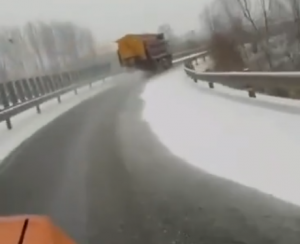 黑龍江省公路局與河南都市機械共同研制的超大容量融雪劑撒布機深受公路養(yǎng)護工程人員的點贊